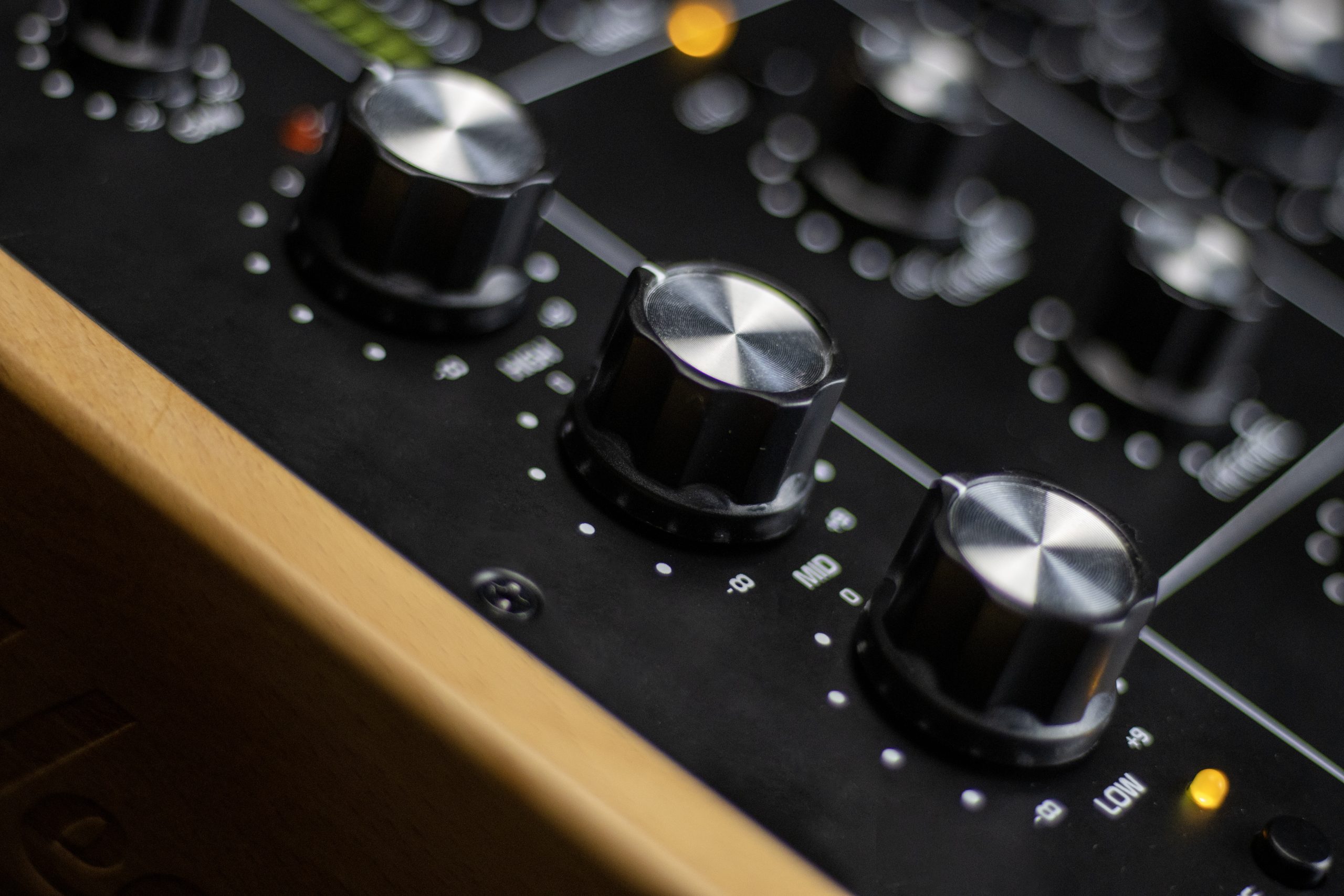 Headliner R2 - 2 Channel Rotary DJ Mixer (US) gallery 6