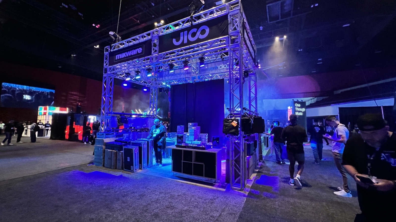 Streetwise trade-show booth support